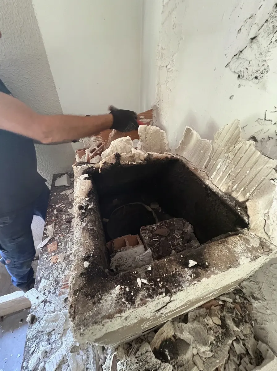 Réfection du mur en placo avec niche d'accès au boisseau, chantier de pose d'un poêle à bois à Laroque-des-Albères