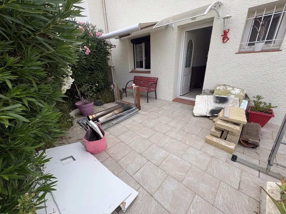 Tri des déchets de démolition sur le chantier de pose d'un poêle à granulés à Saint-Cyprien